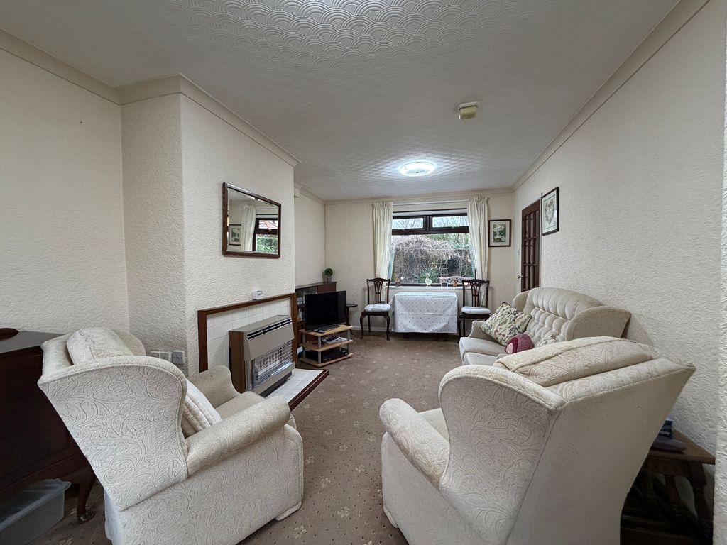 Property photo 3 of 17 Lounge