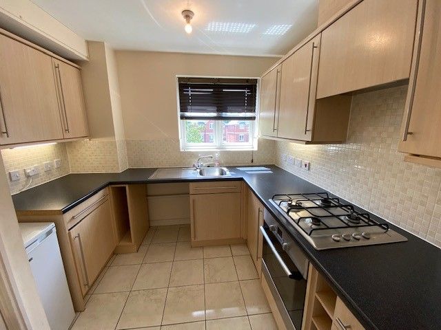 Property photo 3 of 11 Kitchen