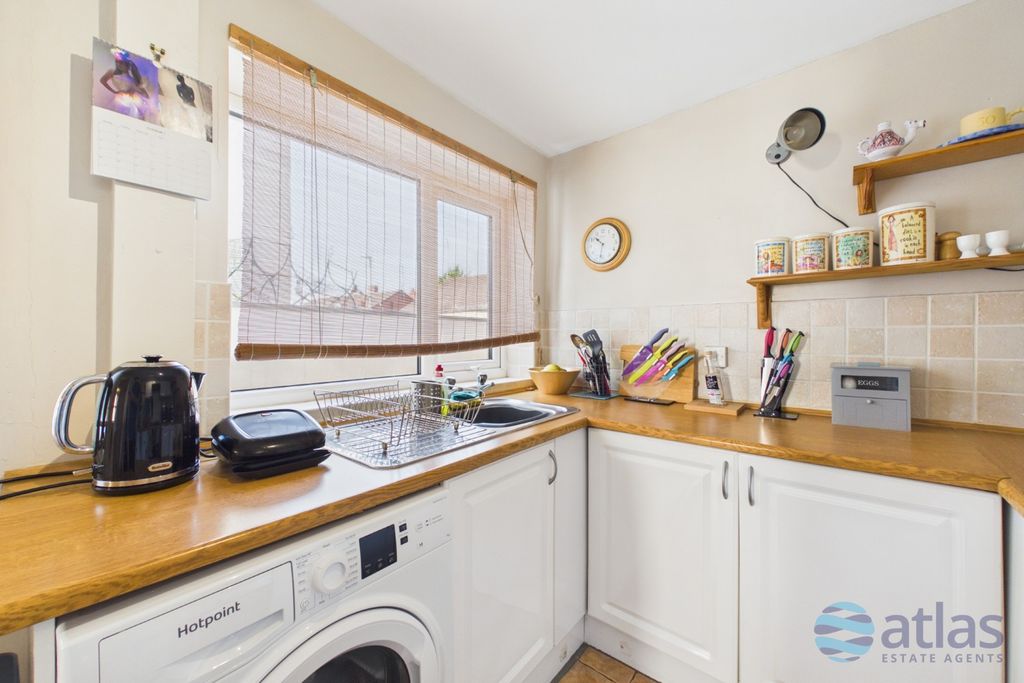 Property photo 3 of 17 Kitchen