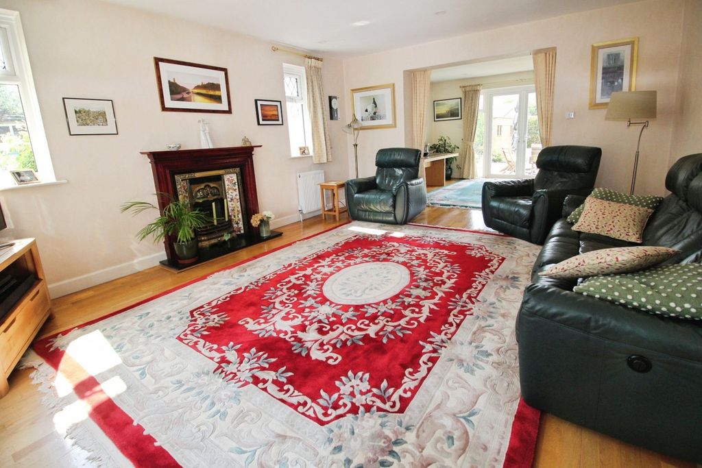 Property photo 3 of 21 Lounge