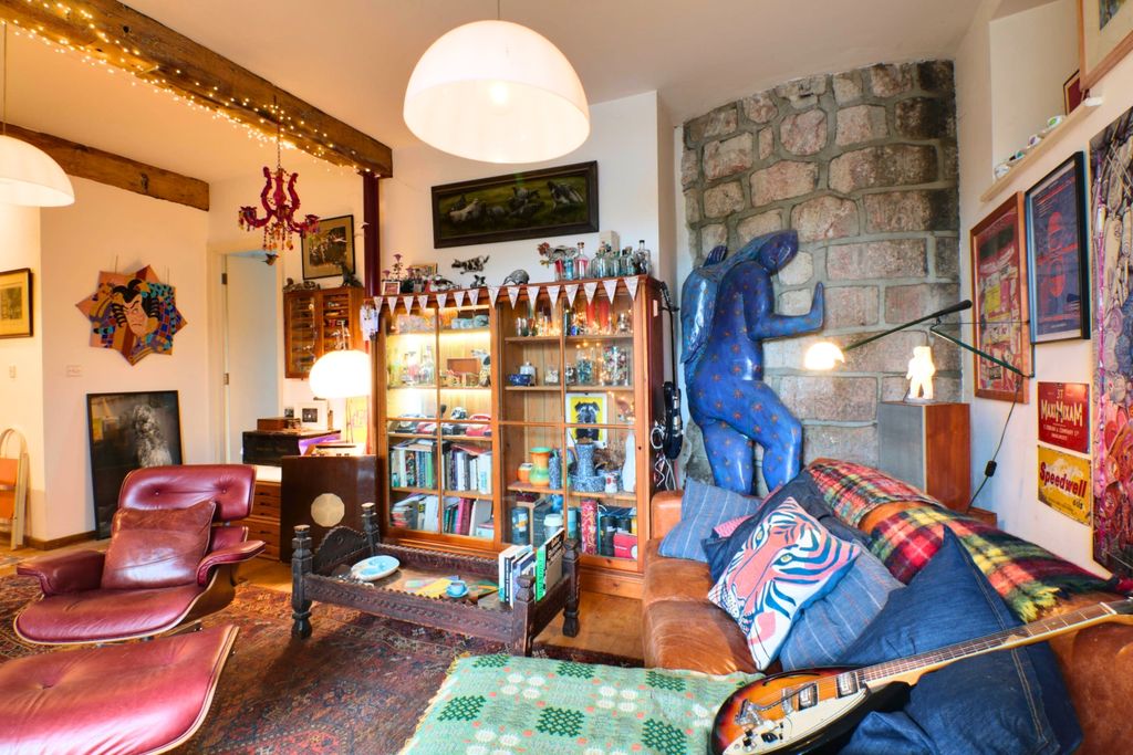 Property photo 2 of 9 Living Area