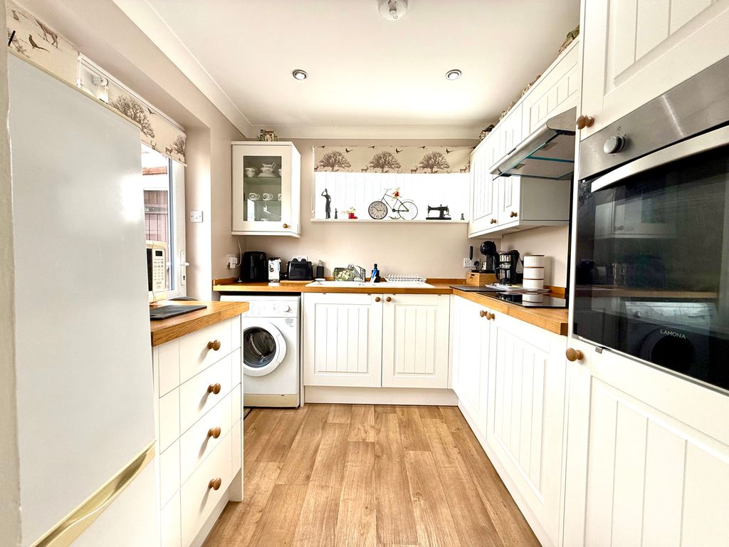 Property photo 2 of 12 Kitchen