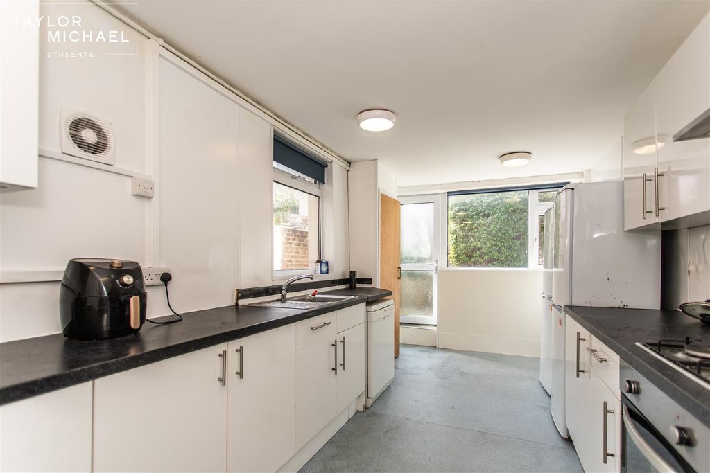 Property photo 2 of 14 Kitchen