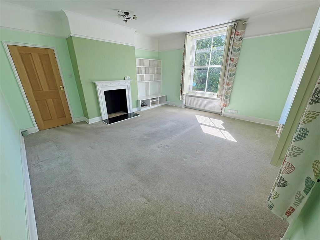 Property photo 3 of 11 Living Room