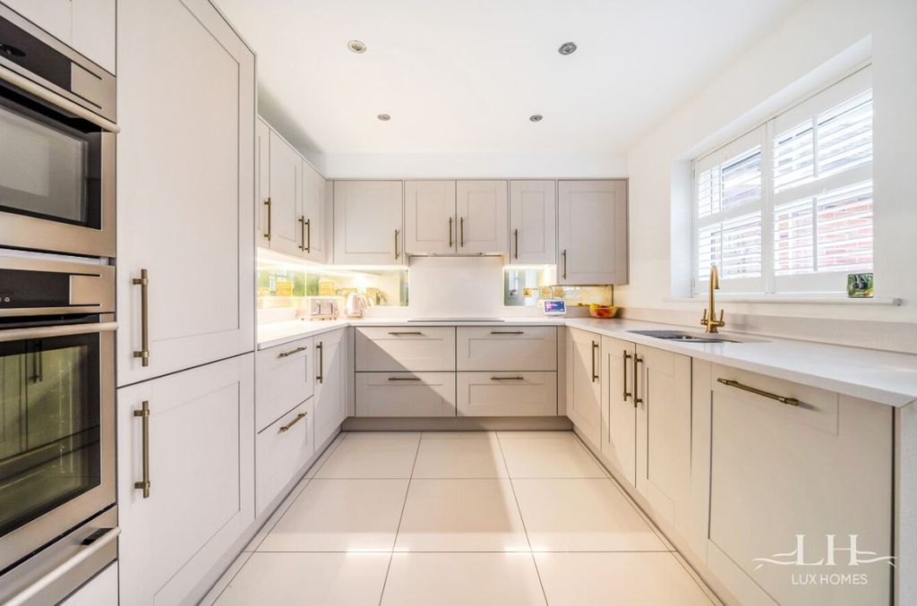 Property photo 2 of 28