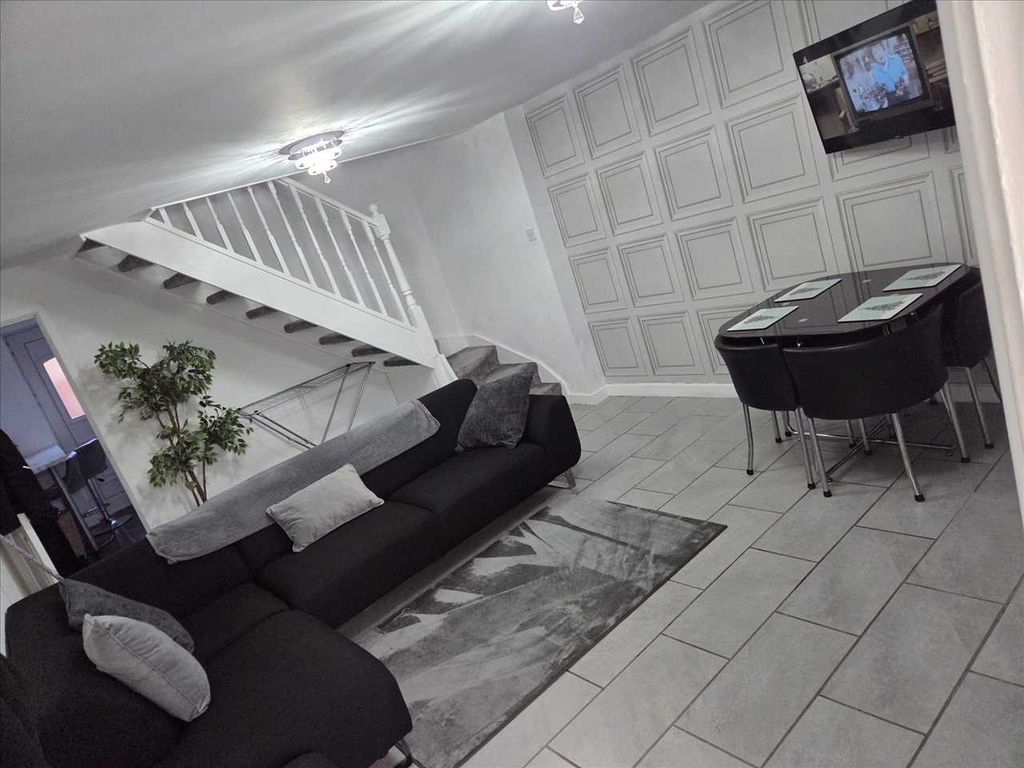 Property photo 3 of 11 Lounge