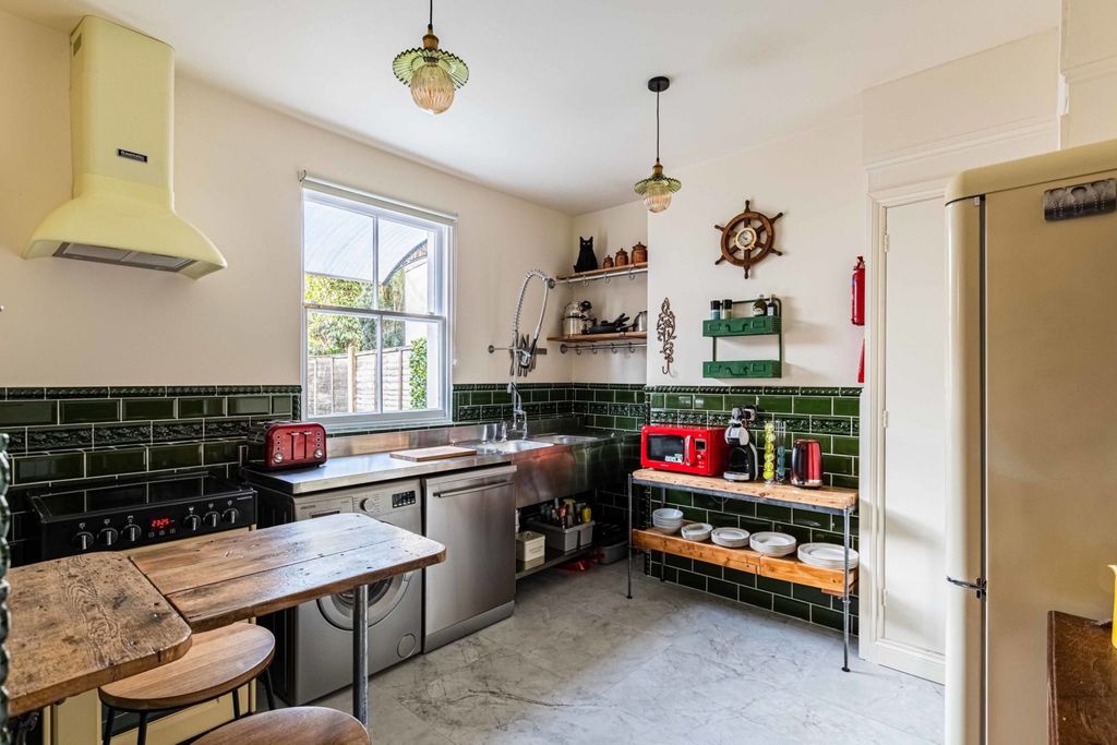 Property photo 3 of 19 Kitchen