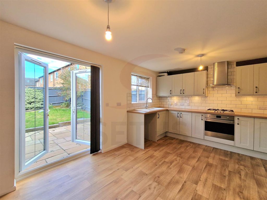 Property photo 3 of 18 Kitchen