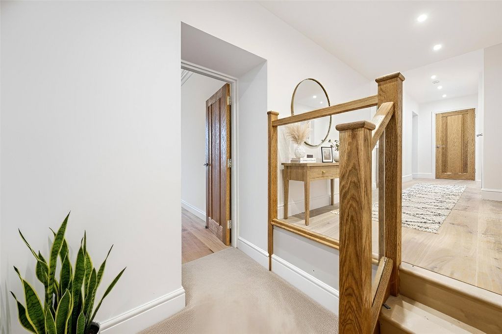 Property photo 3 of 11 Entrance Hallway