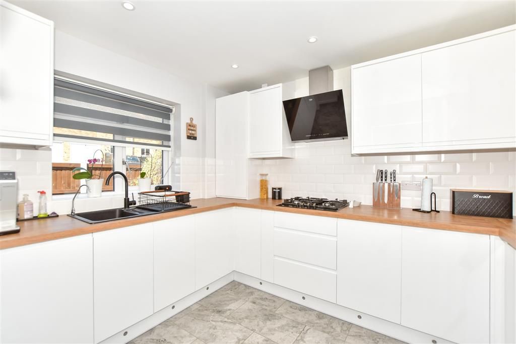 Property photo 3 of 10 Kitchen
