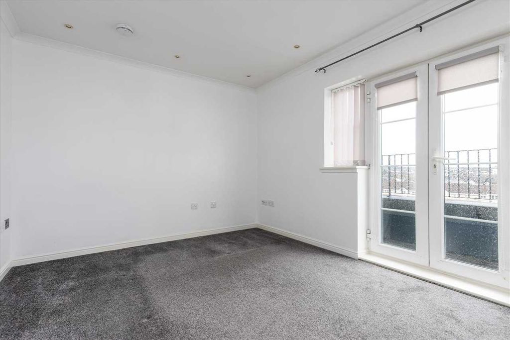 Property photo 3 of 15 Lounge