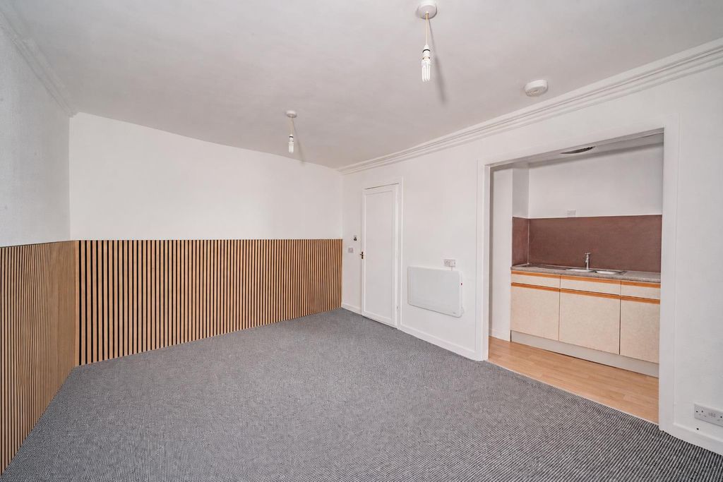 Property photo 3 of 9 14B High Street Kirriemuir-5.Jpg