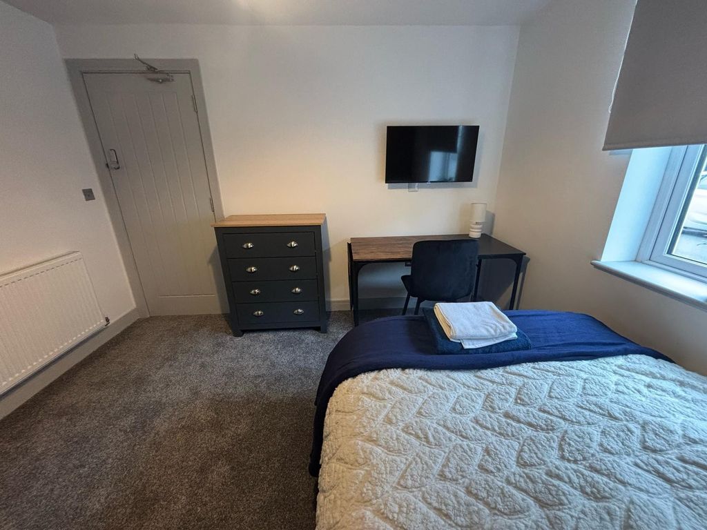 Property photo 3 of 16 A Cozy Double Bedroom Featuring A Comfortable Bed,...