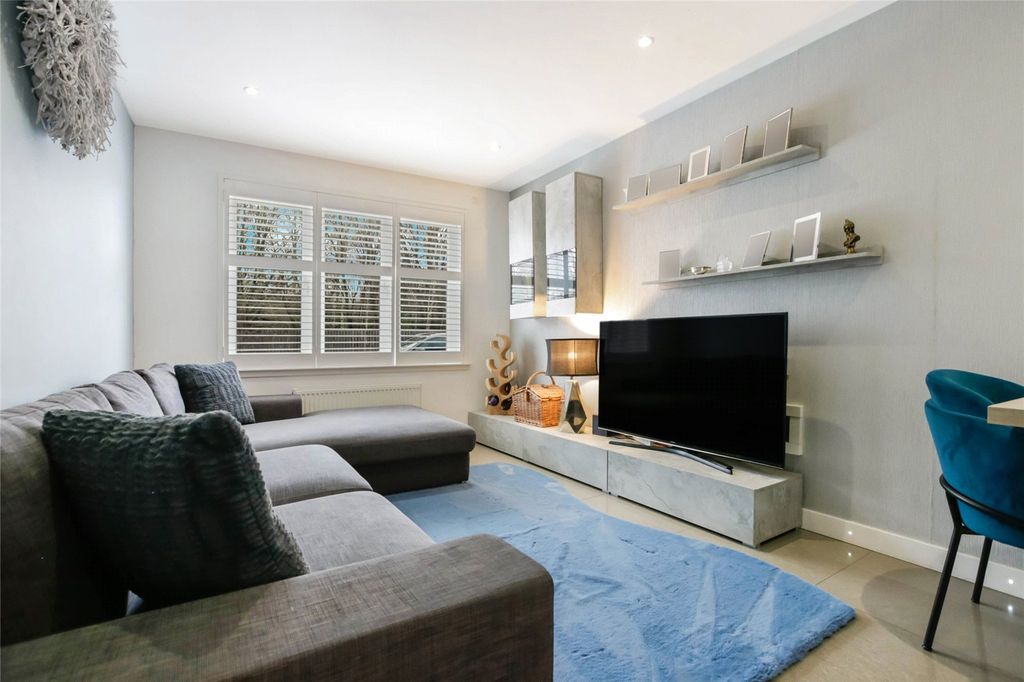 Property photo 2 of 18 Living Room