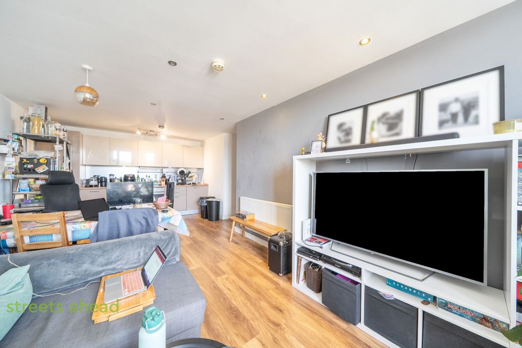 Property photo 2 of 18 1d85Be8F-F5d2-486...