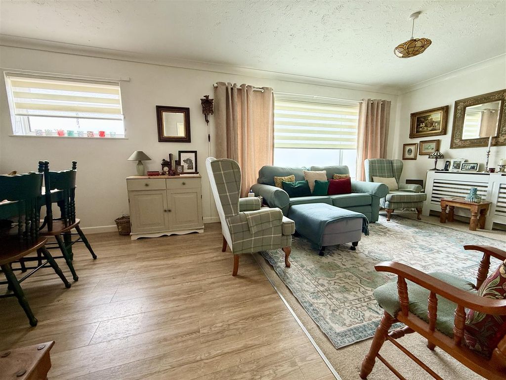 Property photo 2 of 19 Lounge