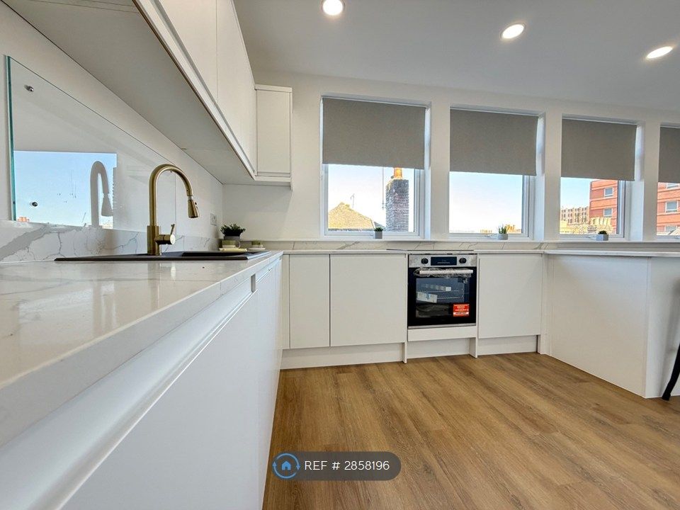 Property photo 3 of 20 Flat 9