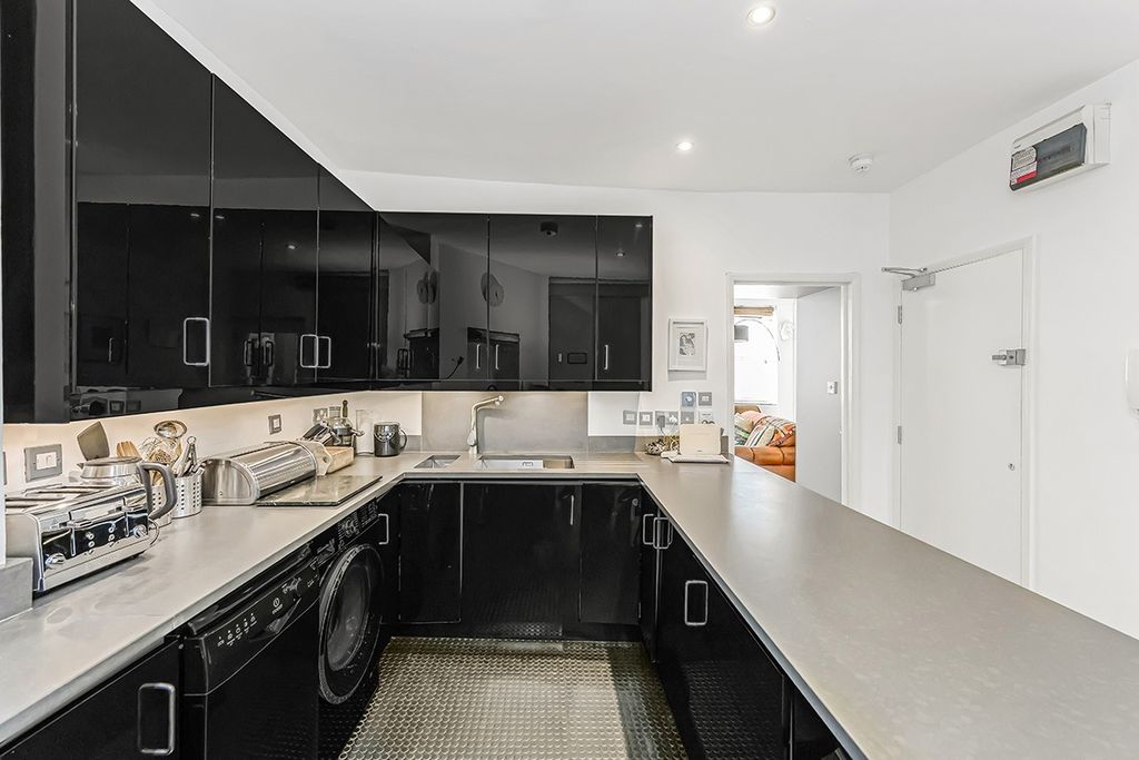 Property photo 3 of 16 4935735