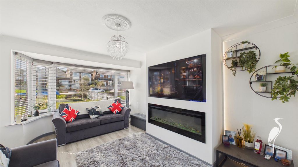 Property photo 3 of 34 Lounge