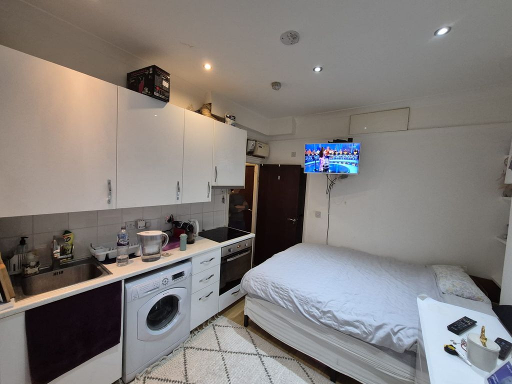 Property photo 1 of 5 Spacious Self-Contained Studio To Rent.