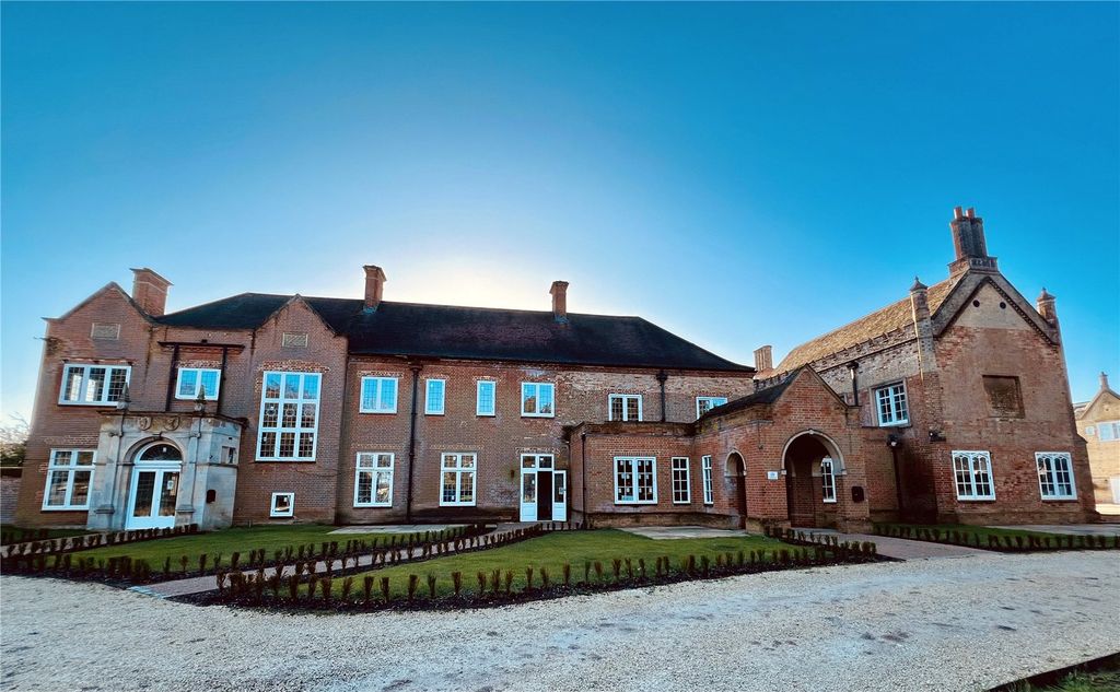 Property photo 1 of 8 Brampton Park House