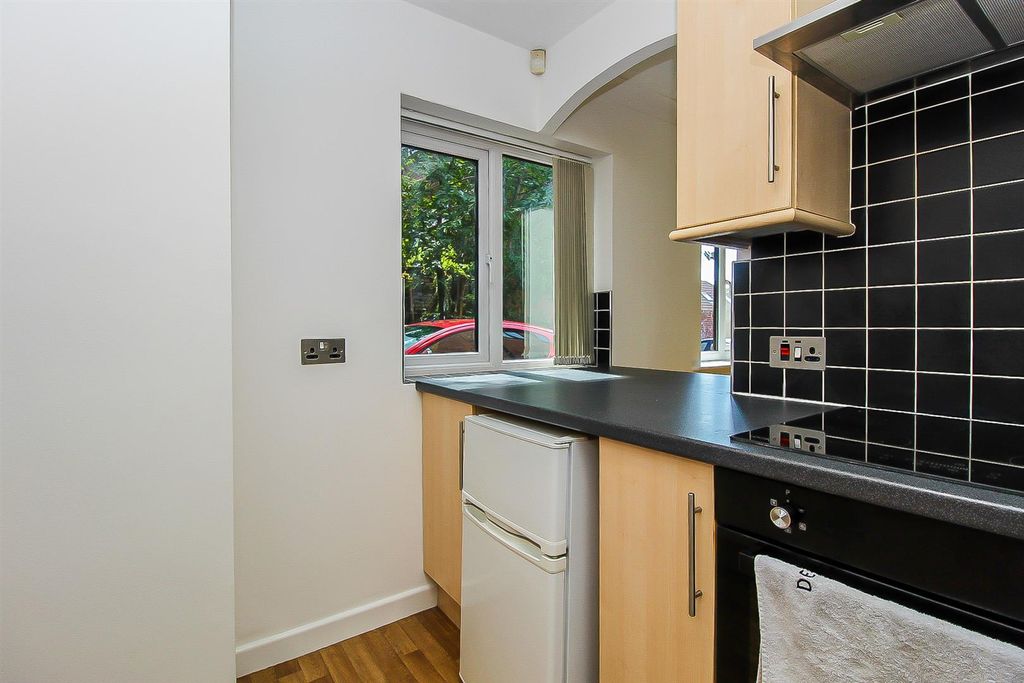 Property photo 3 of 7 Kitchen