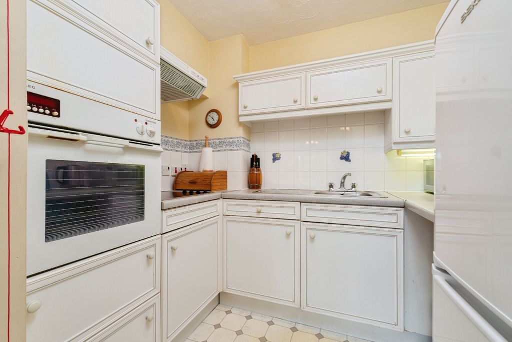 Property photo 3 of 10 Kitchen
