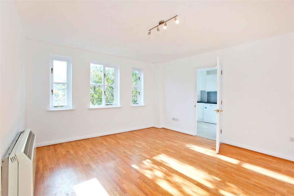 Property photo 3 of 9 P (2).Jpg