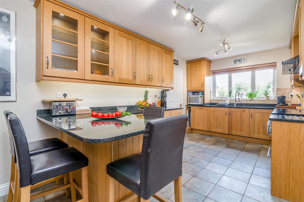 Property photo 2 of 31