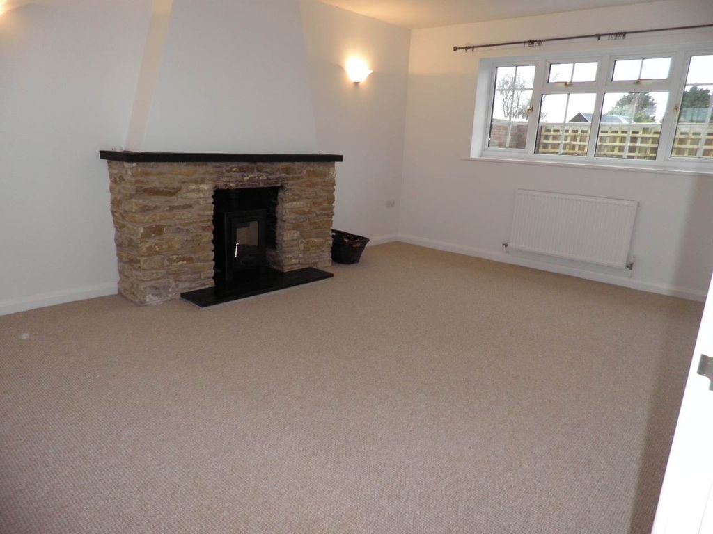 Property photo 3 of 8 Lounge