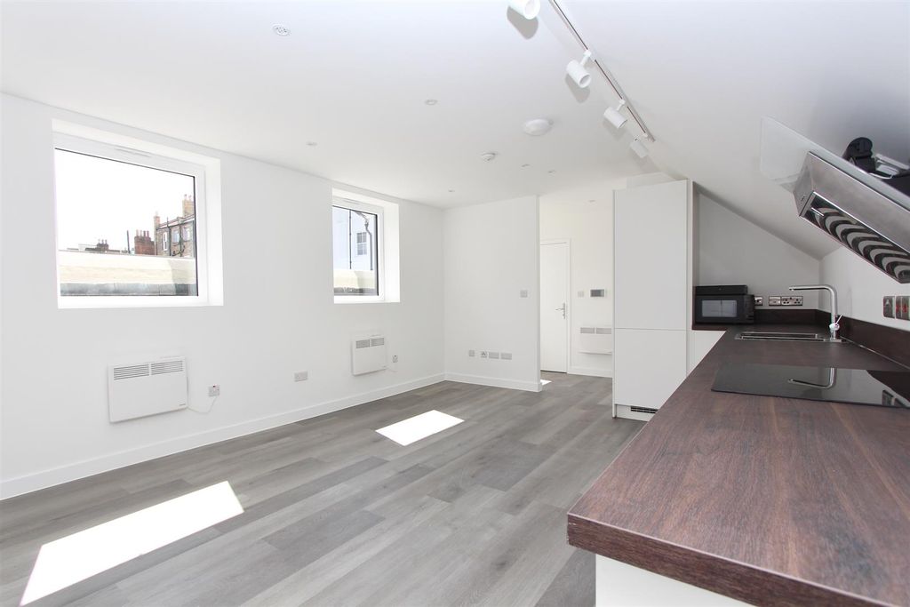 Property photo 1 of 12 Brooke Road, N16