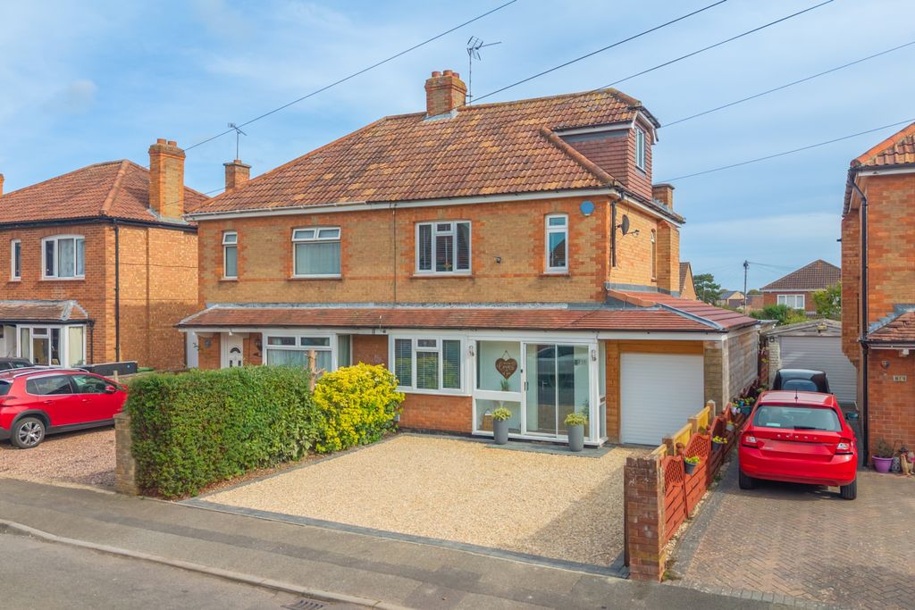 Property photo 1 of 27 Ewemove Taunton Colin Avenue (26)