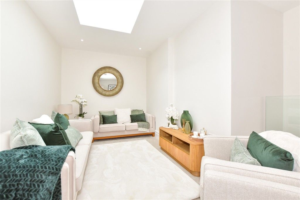 Property photo 2 of 14 Lounge