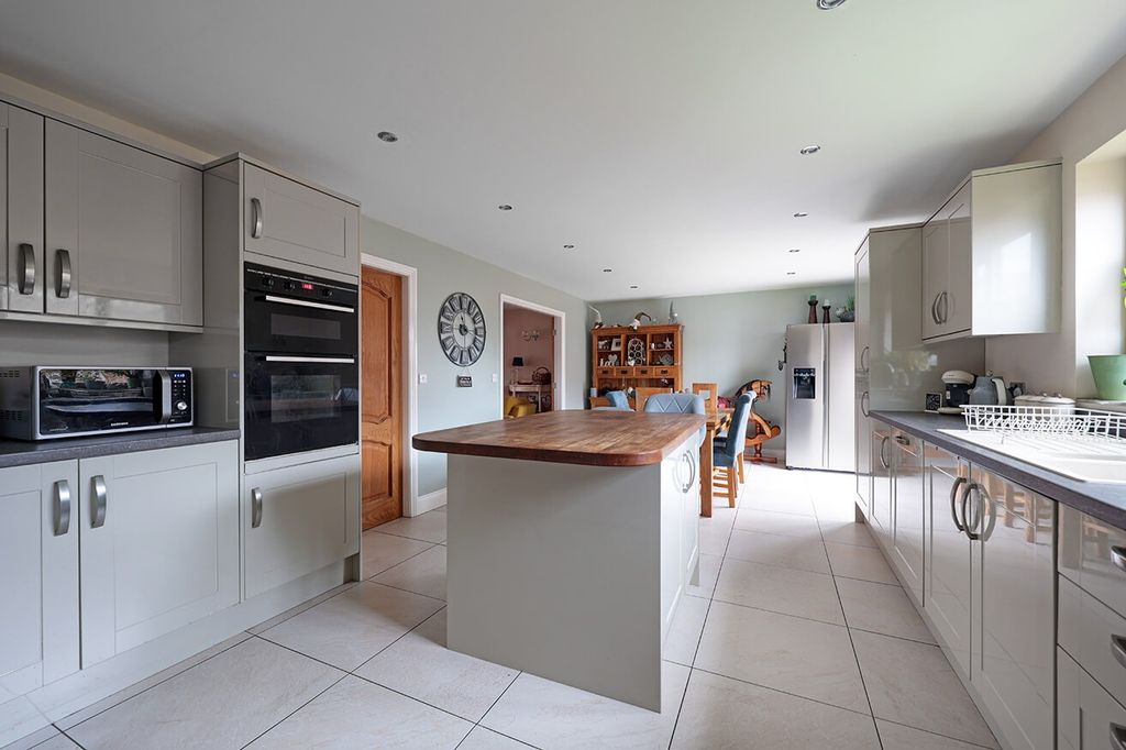 Property photo 3 of 29 4829437