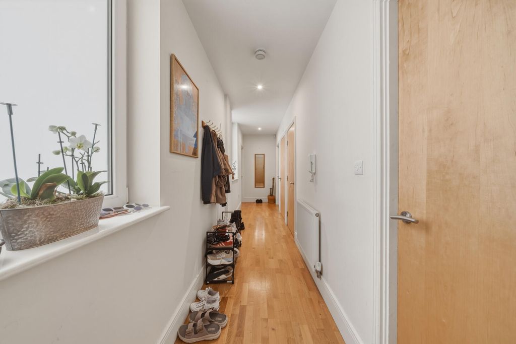 Property photo 2 of 18 Hallway