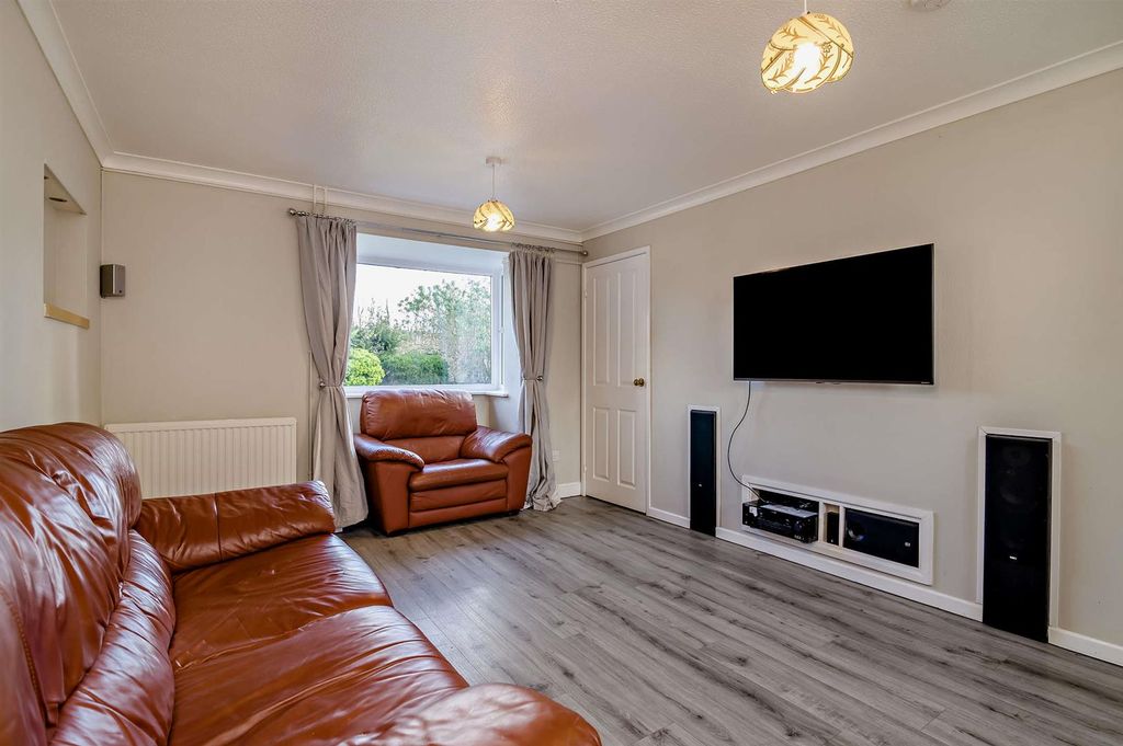 Property photo 2 of 9 8682459-Interior02-800.Jpg