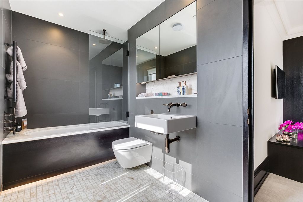 Property photo 2 of 9 Bathroom