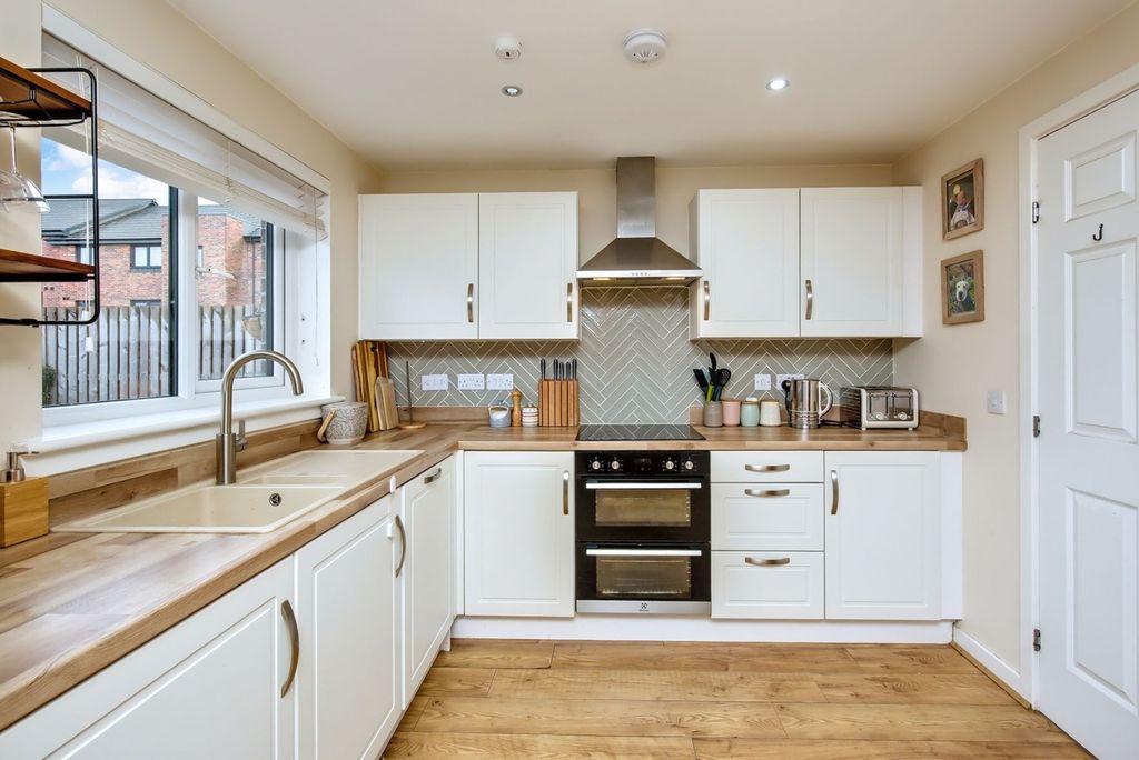 Property photo 2 of 18 4624412