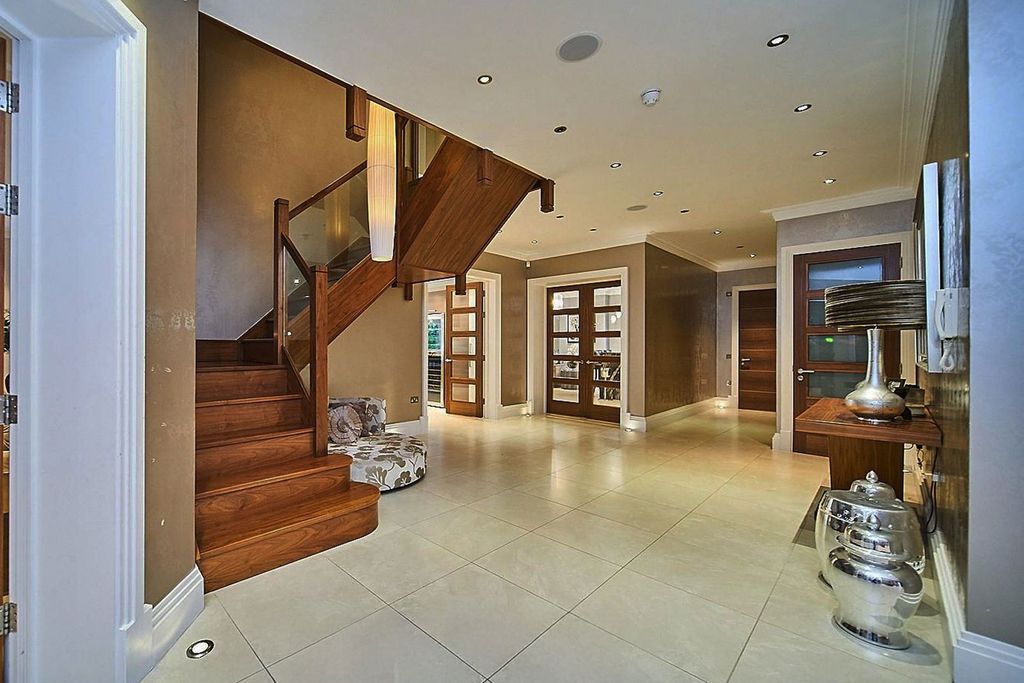 Property photo 2 of 48