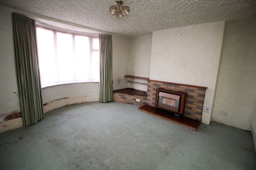 Property photo 3 of 13 Lounge