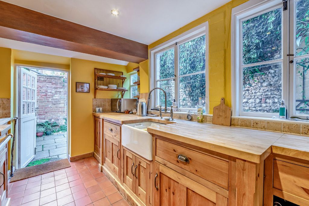 Property photo 3 of 9 Kitchen2