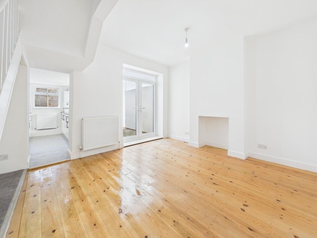 Property photo 3 of 25 Cam01530G0-Pr0427-Still004.Jpg