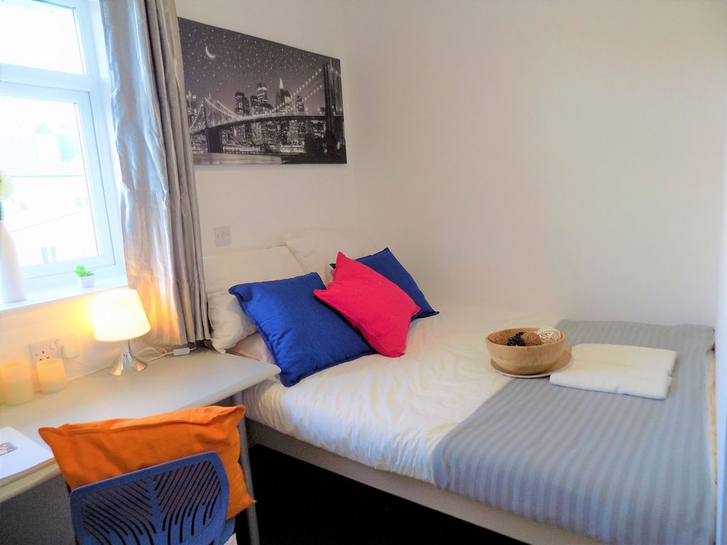 Property photo 2 of 10 Bright, Neatly Presented Single Bedroom With A Cos...