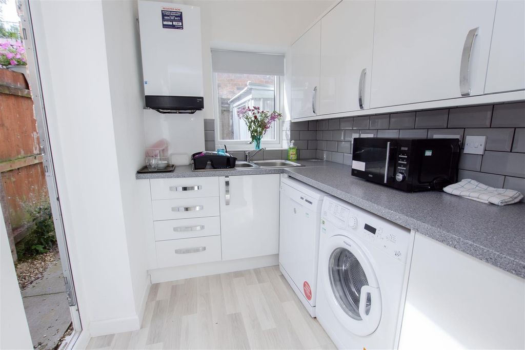 Property photo 3 of 14 Approach
