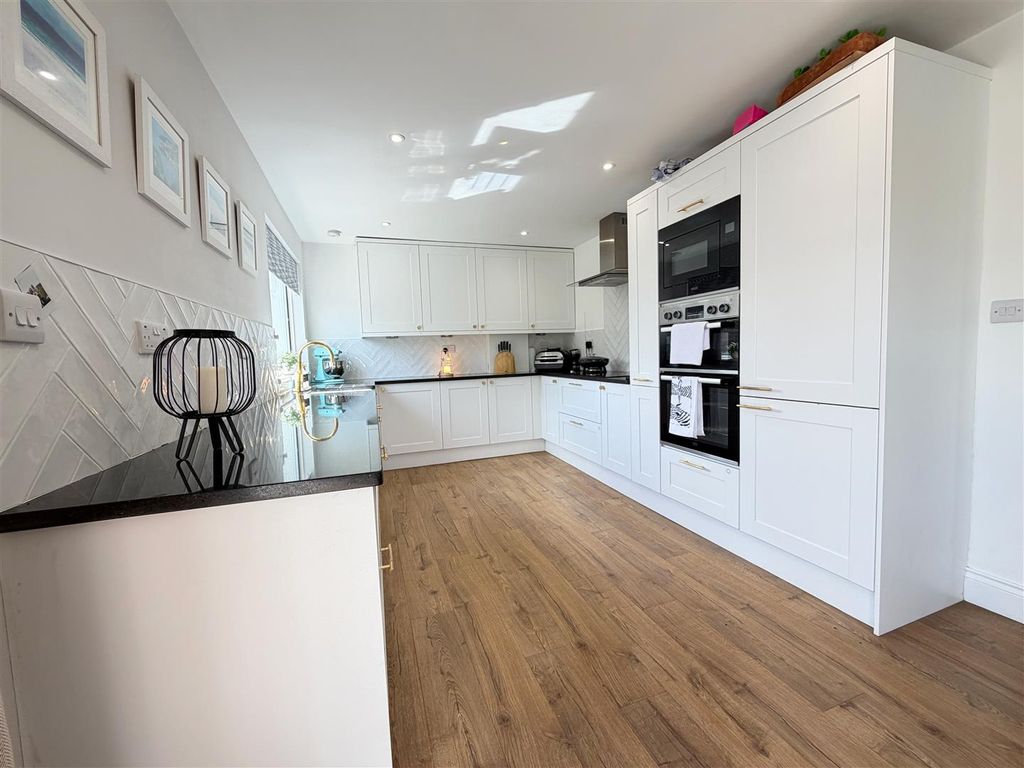Property photo 3 of 23 Kitchen
