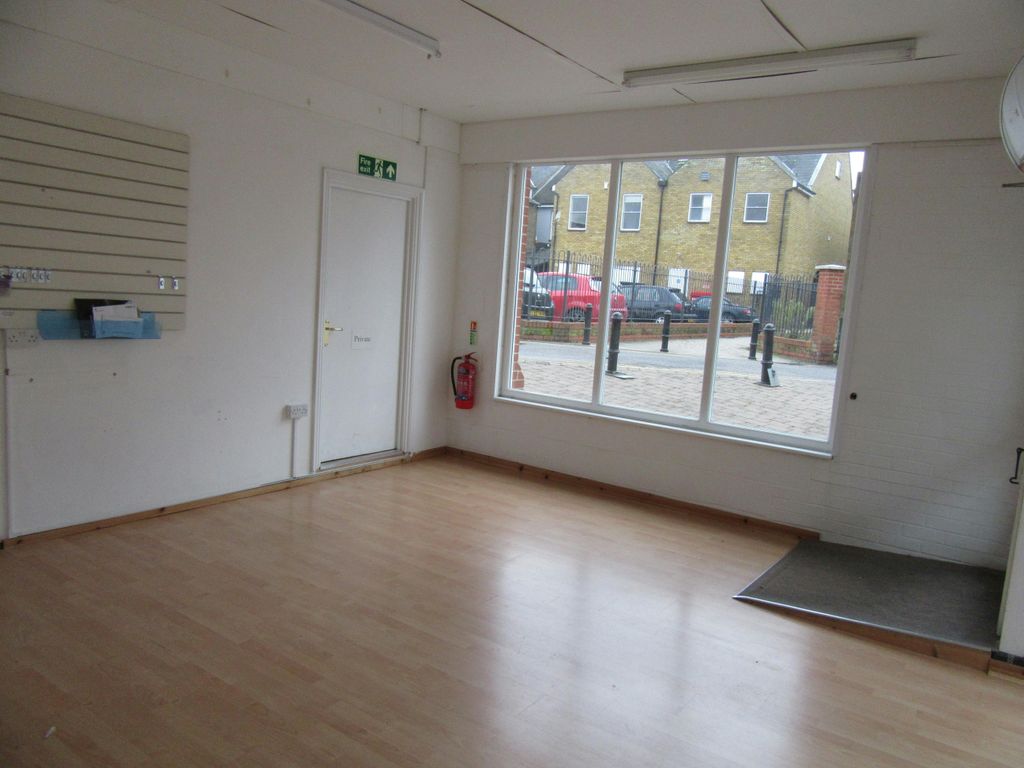 Property photo 2 of 7 Roche Close 0612 2.Jpg
