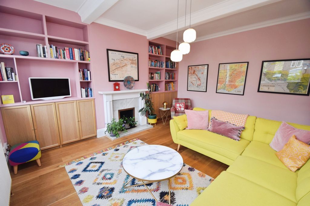 Property photo 3 of 20 B990775d-Lounge 201