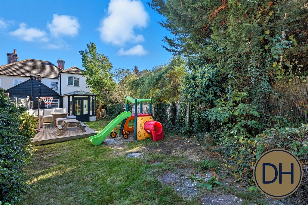 Property photo 2 of 26 High Road, North Weald