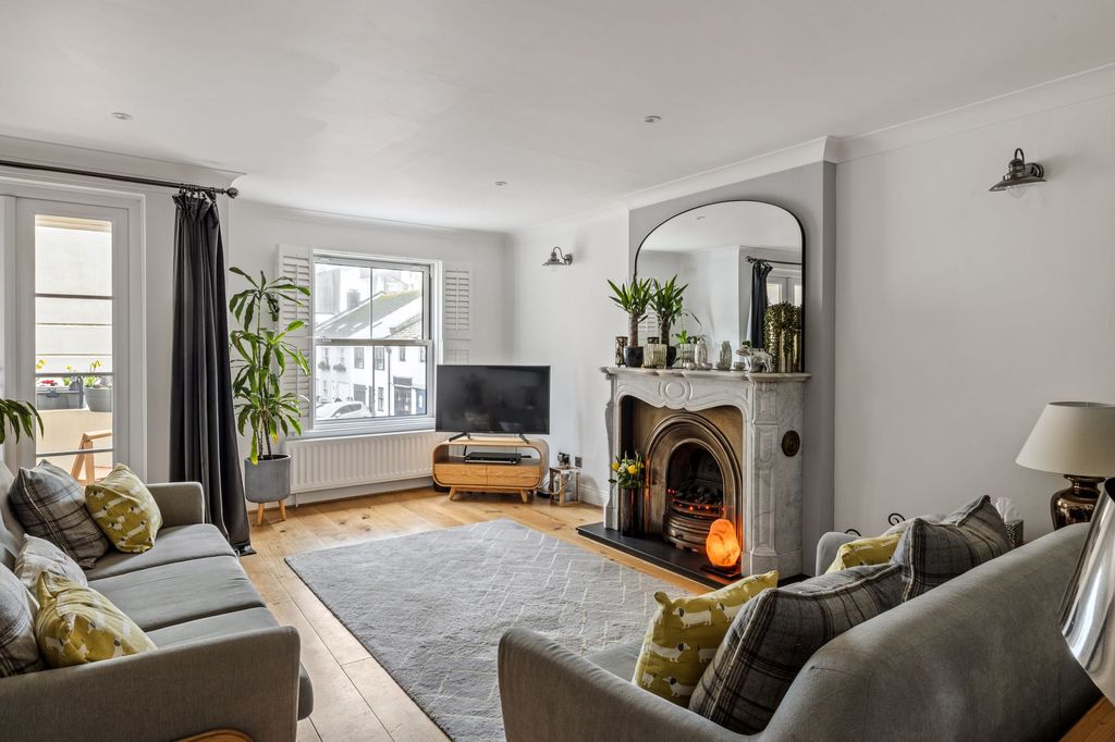 Property photo 2 of 17