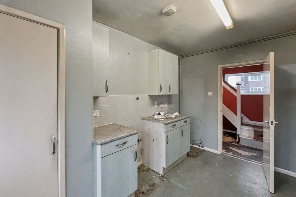 Property photo 3 of 23 52 Kingscroft Road, Banstead, Surrey, Sm7 3Ly